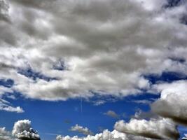 verano nubes en el cielo antecedentes foto