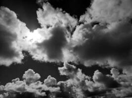 negro y blanco nubes en el cielo antecedentes foto