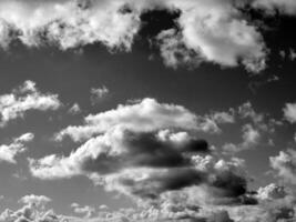 negro y blanco nubes en el cielo antecedentes foto