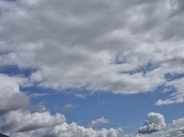 blanco mullido nubes en el cielo antecedentes. cúmulo nubes foto