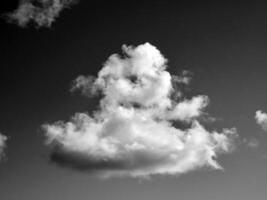 negro y blanco nubes en el cielo antecedentes foto