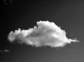 negro y blanco nubes en el cielo antecedentes foto