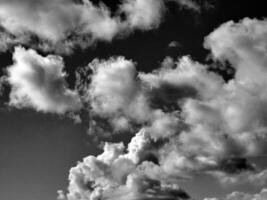 negro y blanco nubes en el cielo antecedentes foto