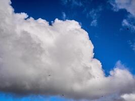 blanco mullido nubes en el profundo azul cielo. cielo antecedentes foto