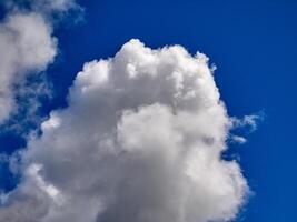 blanco cúmulo nubes en el profundo azul verano cielo. mullido nubes antecedentes foto