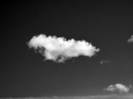 negro y blanco nubes en el cielo antecedentes foto