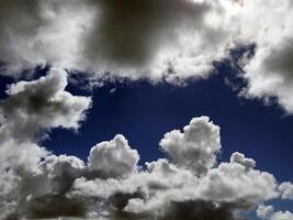 verano nubes en el cielo antecedentes foto