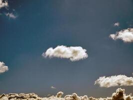 verano nubes en el cielo antecedentes foto