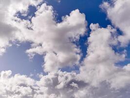 blanco mullido cúmulo nubes en el verano cielo, natural nubes antecedentes foto
