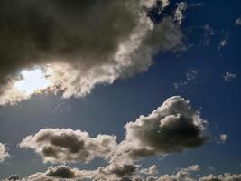 verano nubes en el cielo antecedentes foto