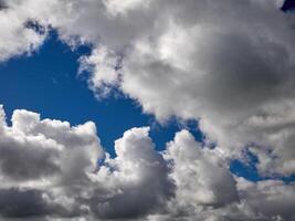 blanco cúmulo nubes en el profundo azul verano cielo. mullido nubes antecedentes foto