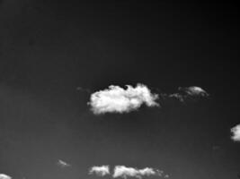 negro y blanco nubes en el cielo antecedentes foto