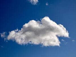 cúmulo nubes en el cielo. mullido nube formas foto