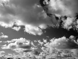 negro y blanco nubes en el cielo antecedentes foto