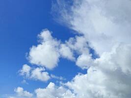 blanco mullido cúmulo nubes antecedentes. verano nubes en el azul cielo foto