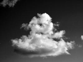 negro y blanco nubes en el cielo antecedentes foto