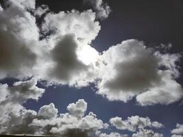 verano nubes en el cielo antecedentes foto