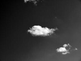 negro y blanco nubes en el cielo antecedentes foto