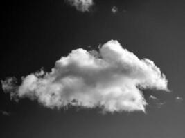 negro y blanco nubes en el cielo antecedentes foto