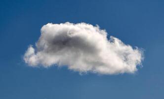 blanco mullido nubes en el cielo antecedentes. cúmulo nubes foto