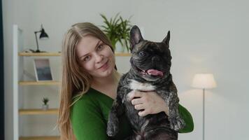 gelukkig jong vrouw knuffels haar hond Bij huis video
