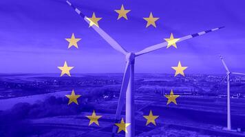 enorm wind turbine - antenne dichtbij omhoog tegen de achtergrond van de EU vlag video