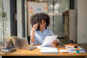 business woman working hard, work happily, The plan is going well, interesting story, consider the plan, come up with ideas, analyze situations photo