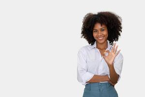 negro mujer haciendo mano firmar Okay aislado en blanco fondo, señales y símbolos, cuerpo idioma foto