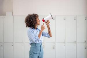 africano americano mujer vistiendo azul camisa gritos ruidoso participación un megáfono, expresando éxito y positivo concepto, idea para márketing o ventas foto