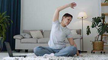 mayor mujer haciendo meditación ejercicio extensión Deportes yoga. maduro sano mujer rutina de ejercicio a hogar, ejercicio, adaptar, haciendo yoga, hogar aptitud concepto video