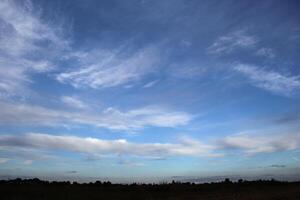 cielo azul con hermosas nubes foto