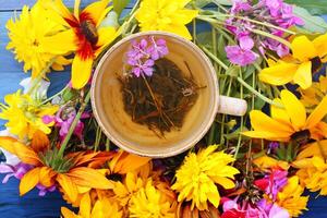 sano herbario té con médico hierbas. foto
