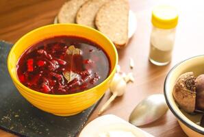 rojo sopa de remolacha o raíz de remolacha sopa con agrio crema foto