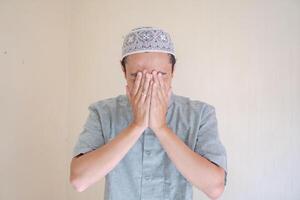 musulmán asiático hombre triste gesto cuando Ramadán celebracion. el foto es adecuado a utilizar para ramadhan póster y musulmán contenido medios de comunicación.