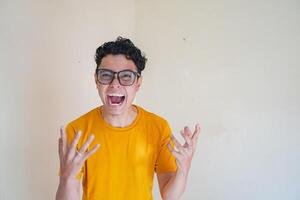 joven indonesio hombre vestir lentes con enojado expresión. el foto es adecuado a utilizar para hombre expresión publicidad y Moda vida estilo.