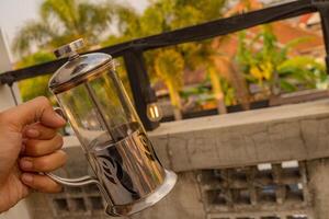 hombre sostener el té maceta en el cafetería. el foto es adecuado a utilizar para té maceta foto antecedentes y café contenido medios de comunicación.