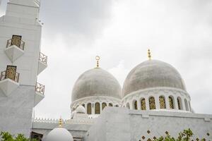 el mayor mezquita en el solo central Java mesjid jeque zayed. el foto es adecuado a utilizar para ramadhan póster y musulmán contenido medios de comunicación.