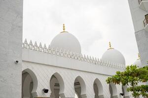 el mayor mezquita en el solo central Java mesjid jeque zayed. el foto es adecuado a utilizar para ramadhan póster y musulmán contenido medios de comunicación.