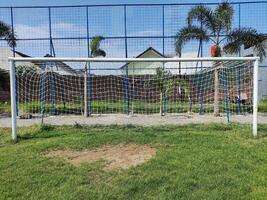 ver de fútbol campo en contra cielo foto