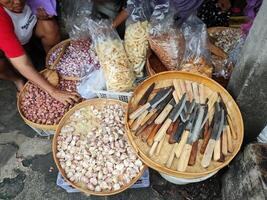 ver de ocupaciones a tradicional mercado en Surakarta, Indonesia foto