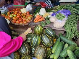 ver de ocupaciones a tradicional mercado en Surakarta, Indonesia foto