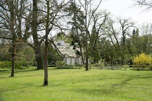 zelazowa wola, Polonia - abril 7, 2024 - señorío casa y parque - foto