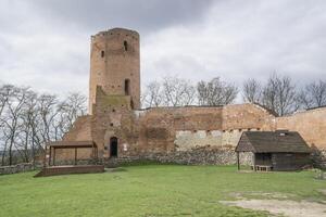 czersk, Polonia - marzo 24, 2024 - castillo de Mazovia duques - torre, defensivo pared y patio foto