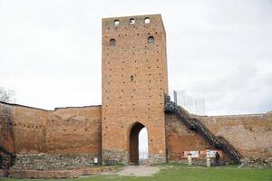 czersk, Polonia - marzo 24, 2024 - Entrada torre y defensivo pared Mazovia duques castillo foto