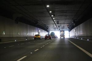 varsovia, Polonia - marzo 10, 2024 - conducción un coche en ursynow túnel foto