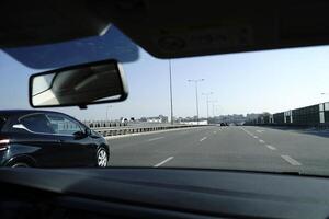conducción un coche en un autopista - conductor perspectiva foto