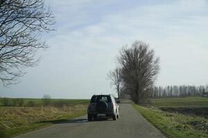 coche en un la carretera en rural zona foto