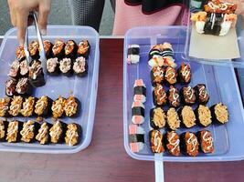 calle comida Ofrecido a un coche gratis día evento en Surakarta, Indonesia foto