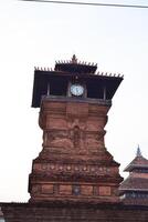 febrero 29, 2024. felicitaciones, Indonesia. histórico torre de kudus central Java indoesia con blanco grande blanco reloj. uno de el más antiguo mezquitas en Indonesia foto