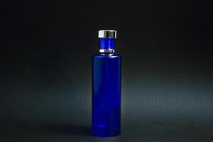 transparente oscuro azul botella perfume aislado negro antecedentes para burlarse de arriba diseño foto